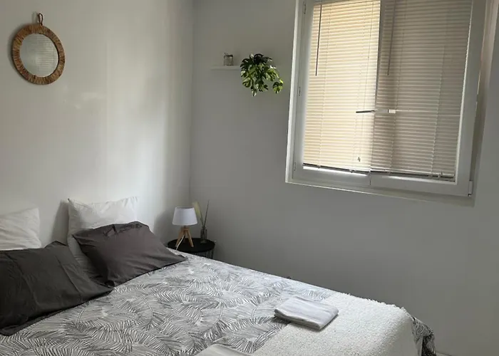 Privat Room In Private Security Residence With Free Parking, 1 Minute From Tramway, 9 Minutes From De Center, Accessible All Transports