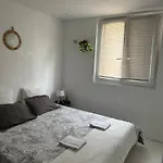 Privat Room In Private Security Residence With Free Parking, 1 Minute From Tramway, 9 Minutes From De Center, Accessible All Transports